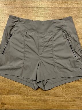 Athleta Trekkie North Mid Rise Shorts Size 8
